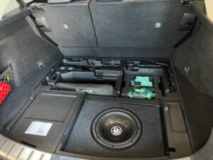 subwoofer aktywny zamontowany w bagażniku